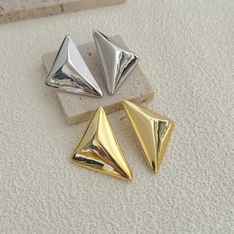 Geometrische Dreieck Ohrstecker 18K Vergoldetes Kupfer 3D Pyramide Minimalistischer Statement Schmuck Damen Moderner Stil
