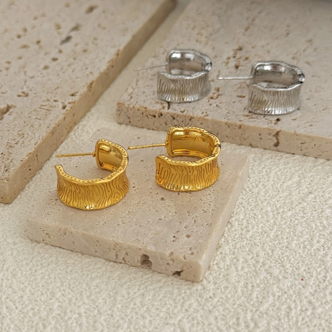 Créoles Rétro En Forme De C Texture Ondulée Cuivre Plaqué Or 18K Minimaliste Géométrique Chic Pour Femmes Versatile