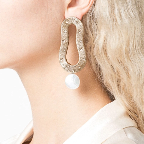 Pendientes Colgantes Huecos En Forma De Lágrima Envueltos En Alambre Dorado Con Diamantes De Imitación Y Gran Perla Artificial De Imitación