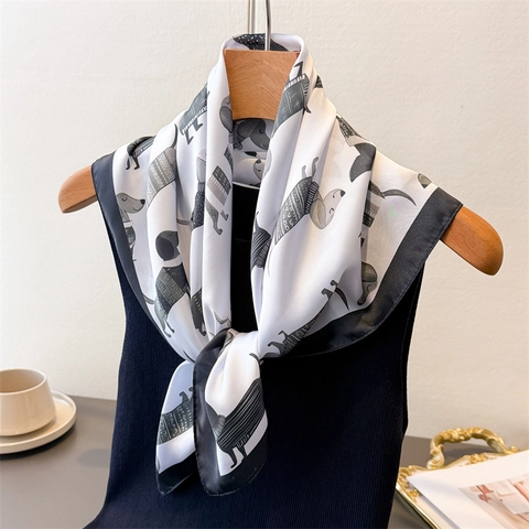 Sciarpa Quadrata In Satin Simil Raso Stampa Cane Bassotto Cartone Animato Liscia Lucida Versatile Chic Bandana Donna