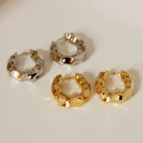Minimalistische Kupfer Huggie Creolen Unregelmäßige Lava Textur Gehämmert Geometrischer Schmuck Damen
