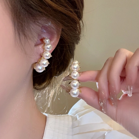 Elegante Gebogene Weiße Künstliche Perlenohrstecker Für Damen Kupfer Goldton Minimalistischer Schmuck Nischendesign