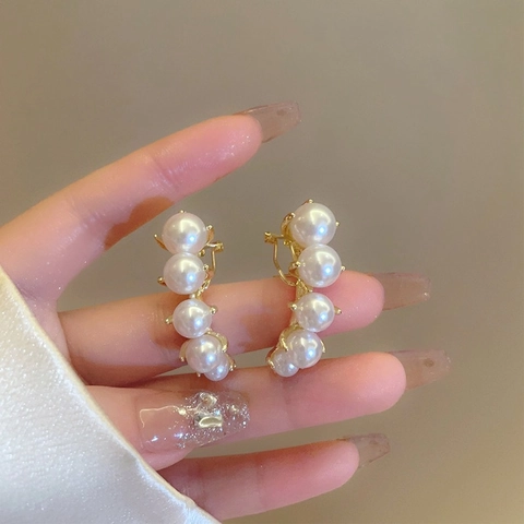Elegante Gebogene Weiße Künstliche Perlenohrstecker Für Damen Kupfer Goldton Minimalistischer Schmuck Nischendesign