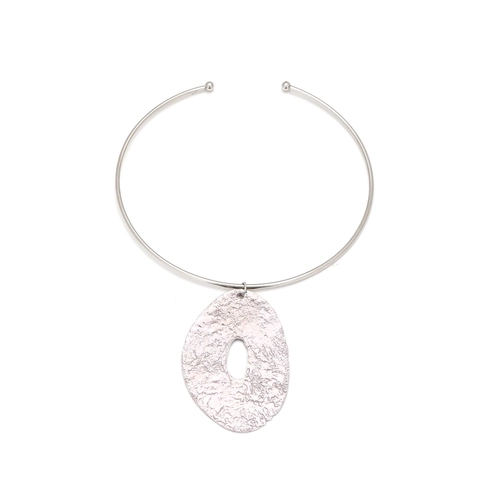 Gehämmertes Struktur Legierung Torque Halskette Unregelmäßiger Hohler Ovaler Anhänger Choker Moderne Mode Schmuck