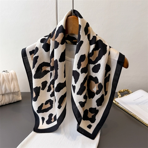 Foulard Carré Imprimé Léopard Aspect Satin Polyester Écharpe Élégante Vintage Accessoire De Mode Femmes