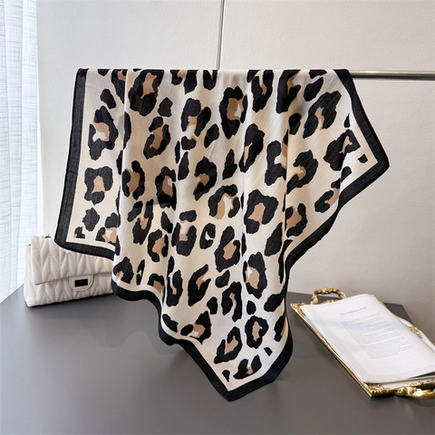Foulard Carré Imprimé Léopard Aspect Satin Polyester Écharpe Élégante Vintage Accessoire De Mode Femmes