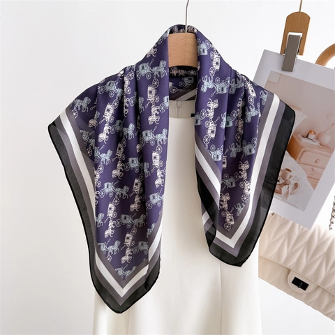 Elegante Vierkante Sjaal Met Paardenkoets Print Satijn Polyester Satijnachtig Bandana Hoofddoek Voor Dames