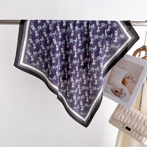 Elegante Vierkante Sjaal Met Paardenkoets Print Satijn Polyester Satijnachtig Bandana Hoofddoek Voor Dames