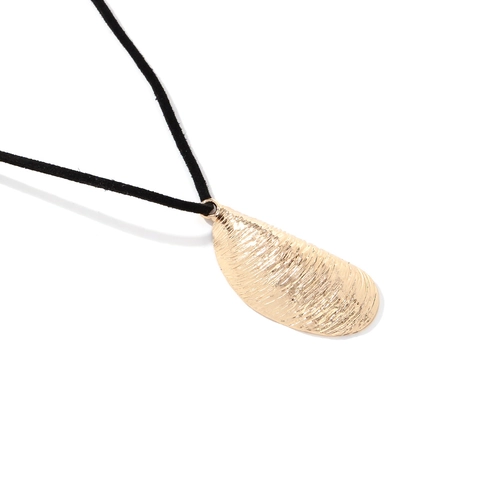 Vintage Shell Pendant Necklace Zinc Alloy Textured Metal Minimalist Adjustable Cotton Cord For Women