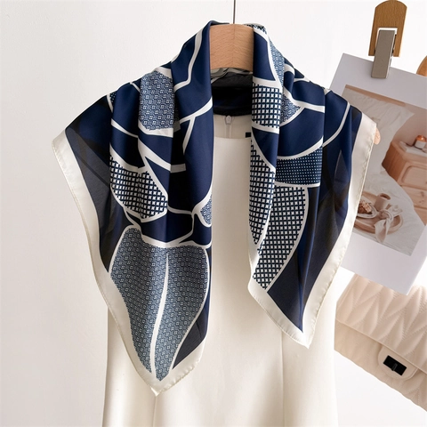 Elegante Foulard in Raso con Stampa a Rose Geometriche da Donna Grande Bandana Quadrata Sciarpa in Seta Effetto Seta Sciarpa da Collo per Donna