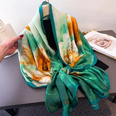 Écharpe Élégante À Imprimé Fleuri Châle De Protection Solaire Polyester Satin Toucher Satin Accessoire Mode Femmes