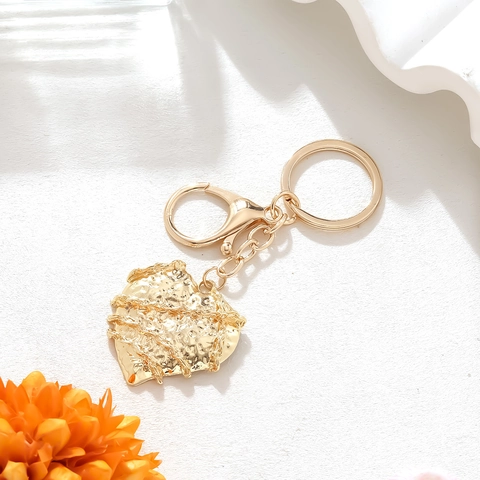 Llavero De Corazón Aleación Chapada En Oro Colgante Martillado Con Textura Amuleto Para Bolso Accesorio De Moda Estilo Vintage