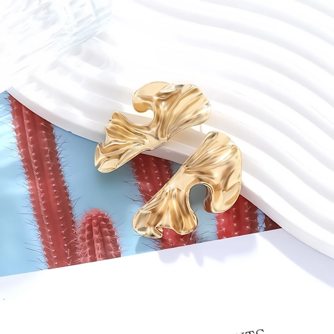 Onregelmatige Geometrische Legering Oorbellen Met Abstract Bladgolfontwerp Voor Dames Getextureerde Sieraden