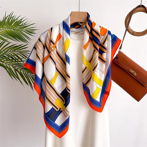 Elegante Foulard Quadrato Donna Poliestere Satinato Tipo Raso Stampa Equestre Morso Cintura Catena Moda Scialle Bandana Accessorio