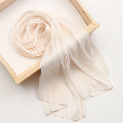 Écharpe Élégante en Satin de Couleur Unie pour Femmes Plissé Protection Solaire Écharpe Légère Châle Foulard pour Toutes Saisons