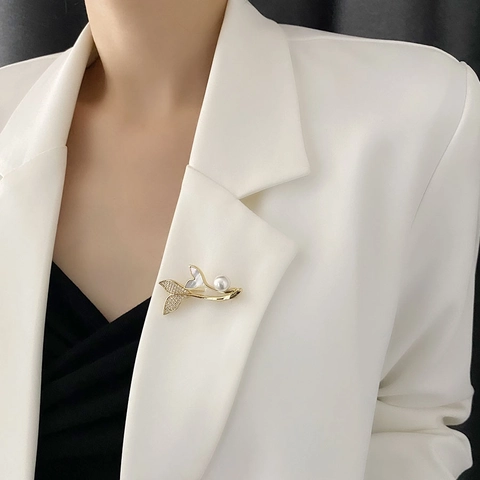 Elegant Fishtail Brooch With Artificial Pearl Shell And Zircon Inlaid Gold Plated Copper For Women Suit Shirt Accessory