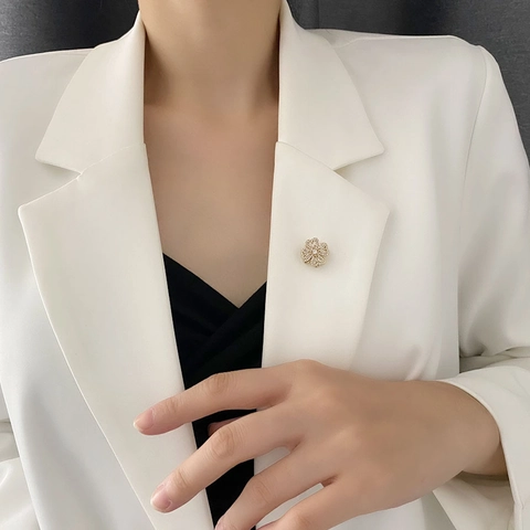 Draaibare Bloem Klaver Speld Verguld Koper Met Zirkonia Mode Sieraden Dames Pak Kraagspeld