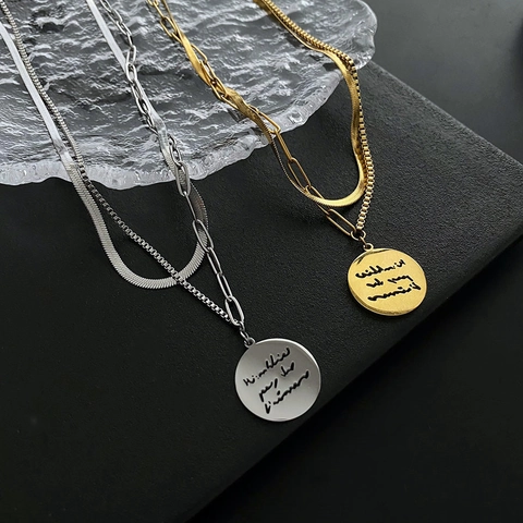 Collana A Strati Acciaio Al Titanio Ciondolo Moneta Rotonda Incisione Lettera Catena Serpente Gioielli Minimalisti