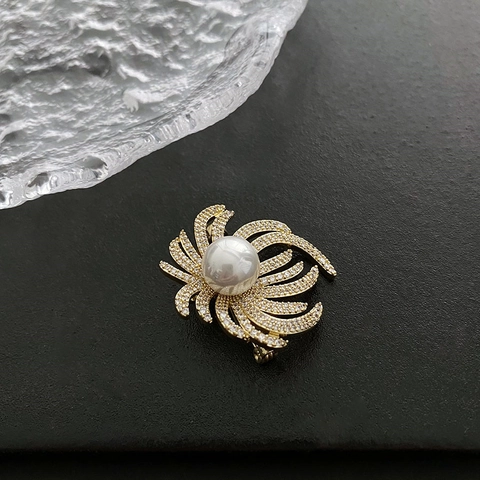 Spilla Vintage di Lusso in Rame con Micro Zircone e Perla Artificial per Donna Design Floreale Traforato Gioielli per Banchetto Matrimonio
