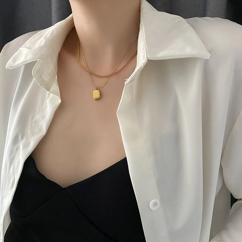 Collana A Doppio Strato Acciaio Al Titanio Placcato Oro Catena A Serpente Ciondolo Rettangolare Inciso Stile Francese Donna