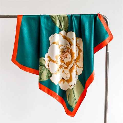 Foulard Quadrato Grande in Raso con Motivo Camelia da Donna Scialle con Stampa Floreale Protezione Solare Bandana Elegante