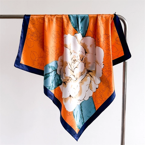 Foulard Quadrato Grande in Raso con Motivo Camelia da Donna Scialle con Stampa Floreale Protezione Solare Bandana Elegante