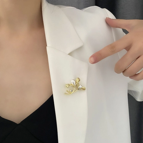 Elegant Golden Flower Branch Brooch High-Quality Copper With Faux Pearl And Zircon Pin For Women Suits Fashion Jewelry Gift
