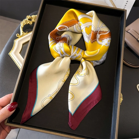 Eleganter Quadratischer Satin Satinnschal Kette Reitsport Druck Halstuch Für Damen Büro Mode Haarwickel Tasche Zubehör