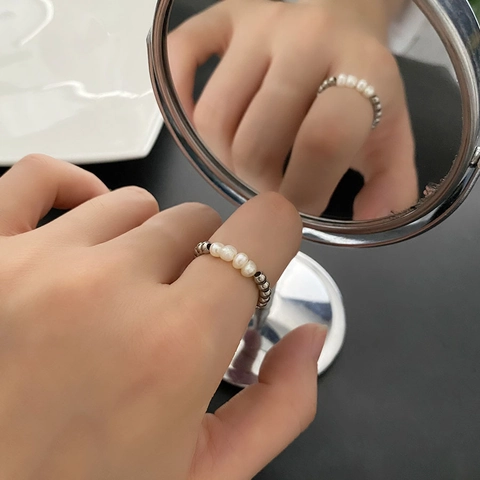 Minimalist Beaded Ring For Women Titanium Steel Freshwater Pearl Elastic Finger Ring Elegant Handcrafted Style Jewelry