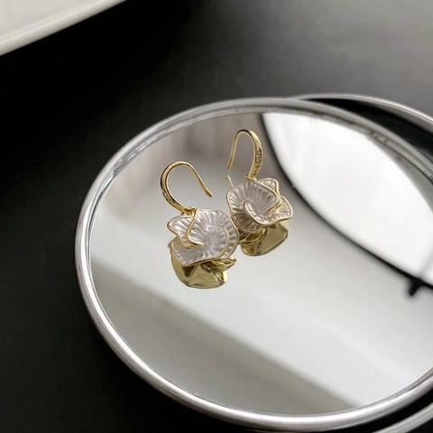 Camellia Flower Dangle Earrings For Women French Retro Elegant Gold Plated Copper White Shell Texture Jewelry