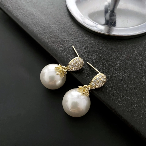 Boucles Doreilles Elegantes Künstliche Perles Cuivre Plaque Or Avec Micro Pave Zircone Cubique Style Vintage Femmes