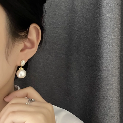 Boucles Doreilles Elegantes Künstliche Perles Cuivre Plaque Or Avec Micro Pave Zircone Cubique Style Vintage Femmes