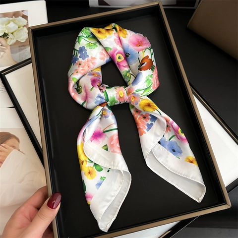 Foulard Carré Floral Doux Élégant Imitation Satin Polyester Léger Protection Solaire Écharpe De Cou Pour Femmes