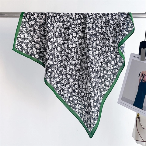 Vierkante Damessjaal Met Bloemenprint Satijnen Afwerking Lichtgewicht Polyester Stof Veelzijdige Styling Hoofdband Bandana Mode