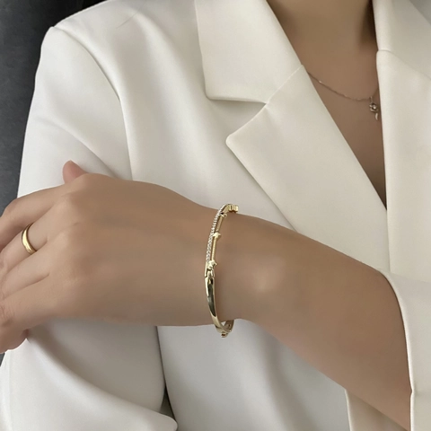 Bangle Armband Goud Verguld Koper Cubic Zirconia Scharniersluiting Elegant Mode Sieraden Accessoires Voor Dames