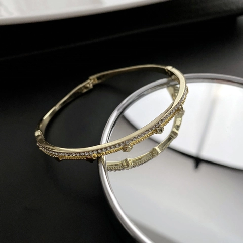 Bangle Armband Goud Verguld Koper Cubic Zirconia Scharniersluiting Elegant Mode Sieraden Accessoires Voor Dames