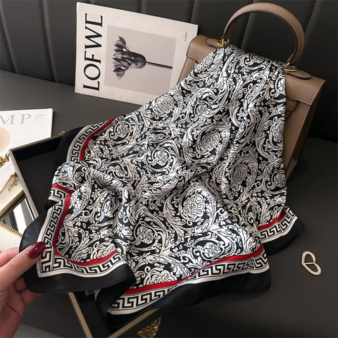Sciarpa Quadrata Stampa Barocca Elegante In Raso Girocollo Bordo Greca Vintage Moda Di Lusso Accessorio Donna