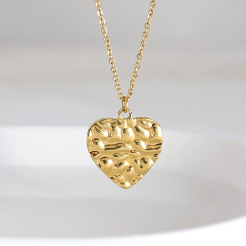 Collar Con Colgante De Corazon Acero Inoxidable Chapado En Oro 18K Textura Martillada Vintage Elegante Mujeres
