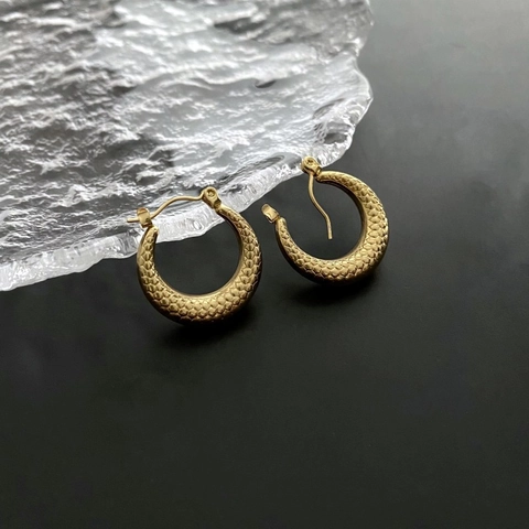 Textured Hoop Earrings Titanium Steel Gold Plated Snake Scale Embossed Retro Minimalist Jewelry For Women