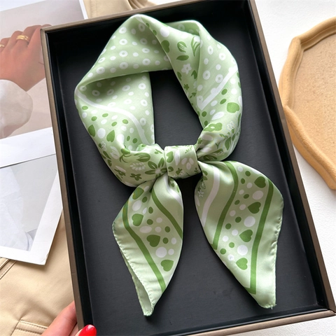 Damen Quadratischer Satinnschal Satin Blumen Polka Dot Herz Muster Eleganter Hals Haar Tasche Zubehör