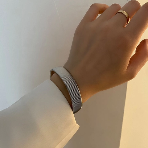 Bracciale Rigido Minimalista In Acciaio Al Titanio Da Donna Design A Molla Spirale Flessibile Regolabile