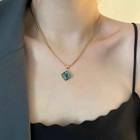 Französische Retro Quadrat Anhänger Halskette Titanstahl Schlangenkette Grüner Edelstein Abalone Muschel Inlay Damen Accessoire