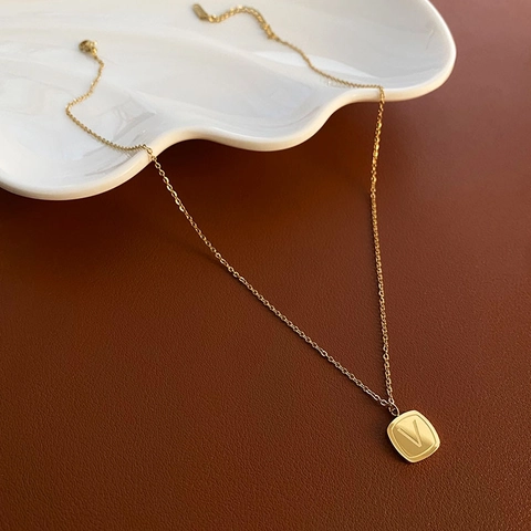 Collana Con Pendente Quadrato Lettera V In Acciaio Al Titanio Placcato Oro Catena Minimalista Gioielli Eleganti Da Donna