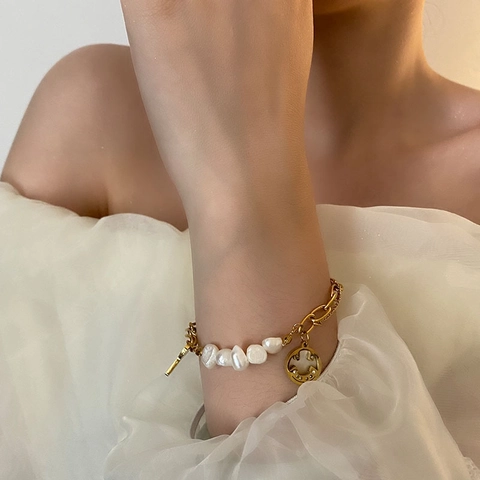 Bracciale Perle D'acqua Dolce Barocche Acciaio Al Titanio Placcato Oro Pendente Faccia Sorridente Chiave Gioielli Da Donna