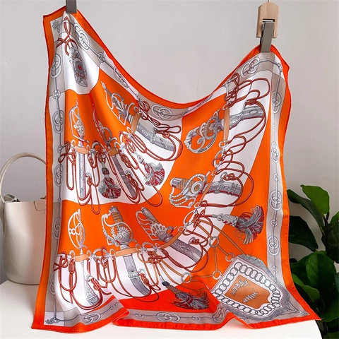 Foulard Quadrato in Satin con Stampa Equestre Vintage per Donna Minimalista Francese Bandana Elegante Accessorio di Moda