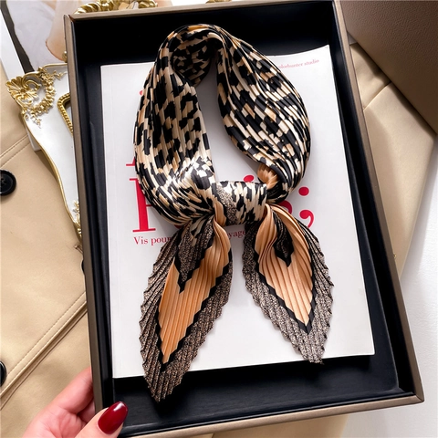 Foulard Quadrato Plissettato Stampa Leopardata Imitazione Raso Sciarpa Elegante Accessorio Di Moda Da Donna