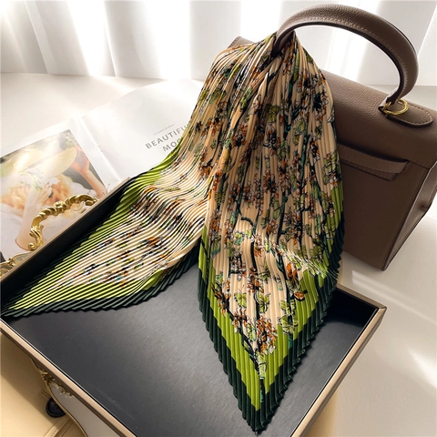 Carré De Satin Plissé Imprimé Fleuri Polyester Motif Camélia Artistique Foulard Élégant Pour Femme