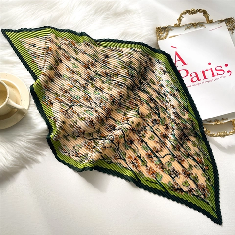 Carré De Satin Plissé Imprimé Fleuri Polyester Motif Camélia Artistique Foulard Élégant Pour Femme