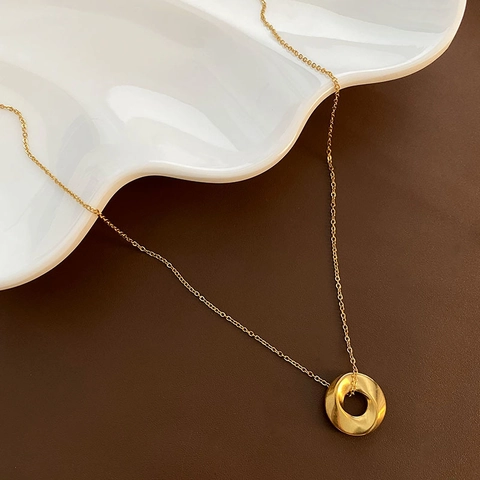 Minimalistische Halskette Mit Gedrehtem Ring-Anhänger Titanstahl Mobius-Schleife Gold Vergoldeter Schmuck Für Damen