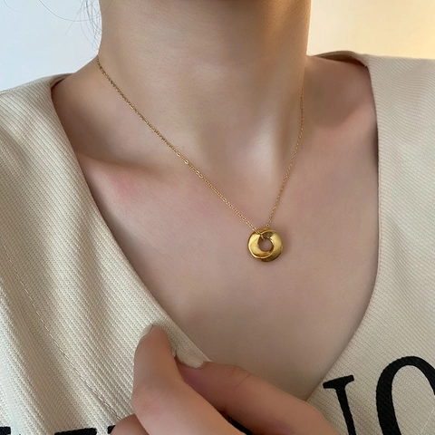 Minimalistische Halskette Mit Gedrehtem Ring-Anhänger Titanstahl Mobius-Schleife Gold Vergoldeter Schmuck Für Damen